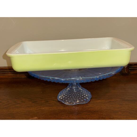 Vintage Pyrex 232 Lime Green Milk Glass Oblong Baking Dish 11 3/4 x 7 1/2, 2 QT - Picture 1 of 6